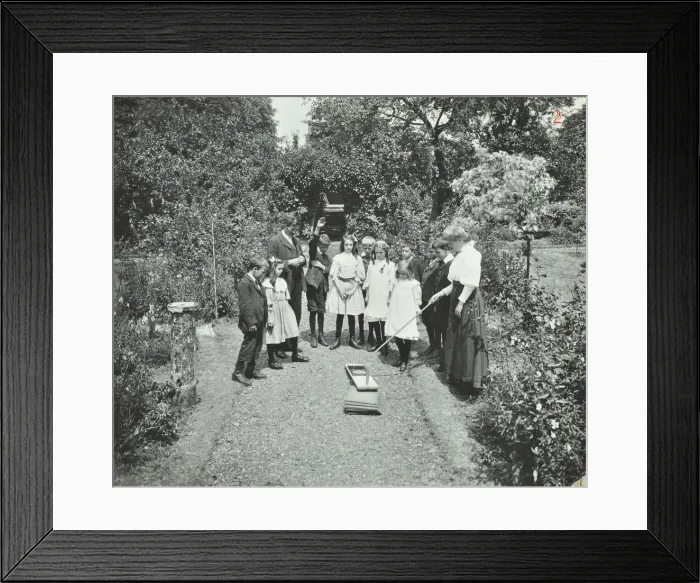 Framed Print : How to read a sun-dial, Birley House Open Air School, Forest Hill, London, 1908 Framed Print : How to read a sun-dial, Birley House Open Air School, Forest Hill, London, 1908
