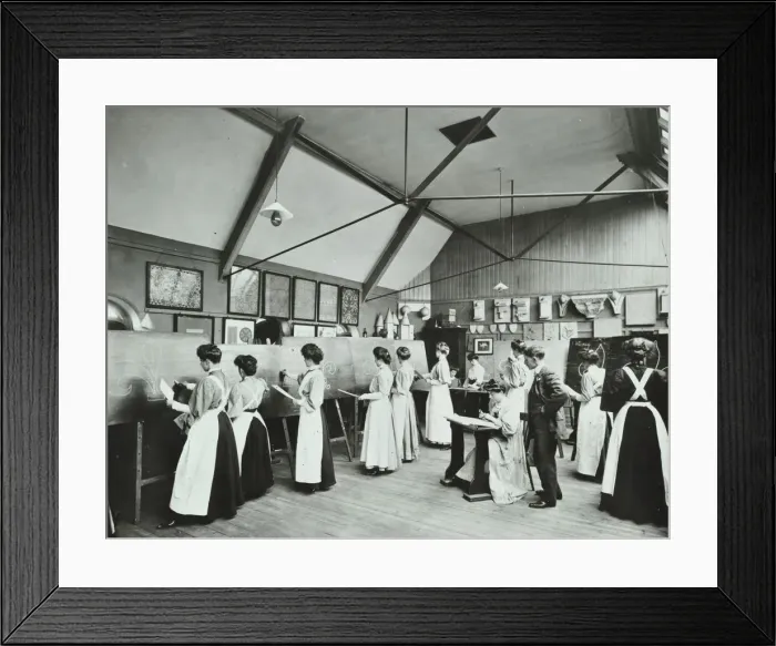 Framed Print : Art class for female students, Battersea Polytechnic, London, 1907 Framed Print : Art class for female students, Battersea Polytechnic, London, 1907