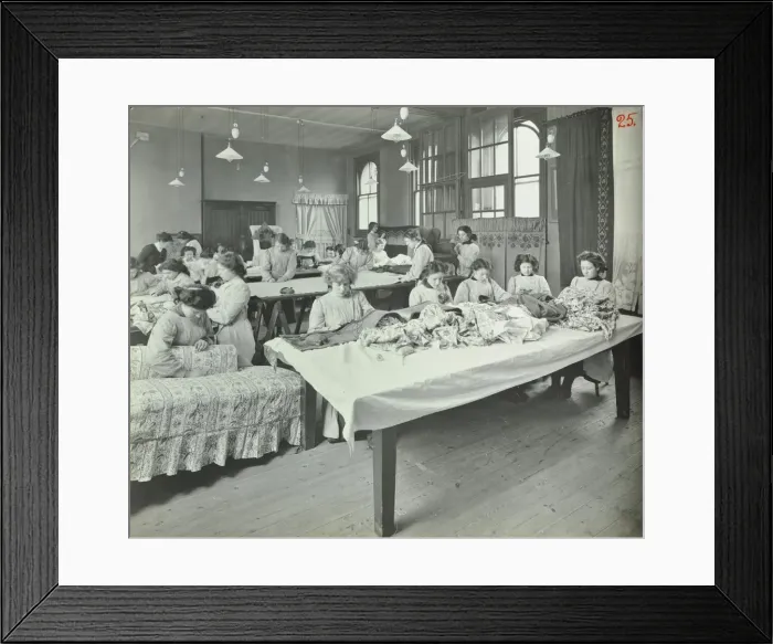 Framed Print : An Upholstery class for female students at Borough Polytechnic, Southwark, London, 1911 Framed Print : An Upholstery class for female students at Borough Polytechnic, Southwark, London, 1911