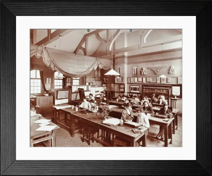 Framed Print : A class at the Camberwell School of Arts and Crafts, Southwark, London, 1907 Framed Print : A class at the Camberwell School of Arts and Crafts, Southwark, London, 1907