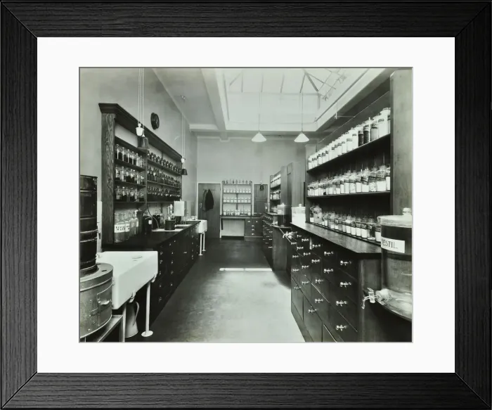 Framed Print : Dispensary for out-patients, Hammersmith Hospital, London, 1935