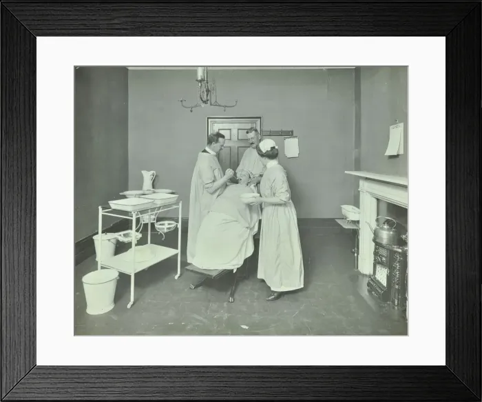 Framed Print : Operation Room, Woolwich School Treatment Centre, London, 1914