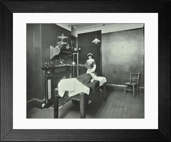 Framed Print : X-ray room, Fulham School treatment centre, London, 1914 Framed Print : X-ray room, Fulham School treatment centre, London, 1914