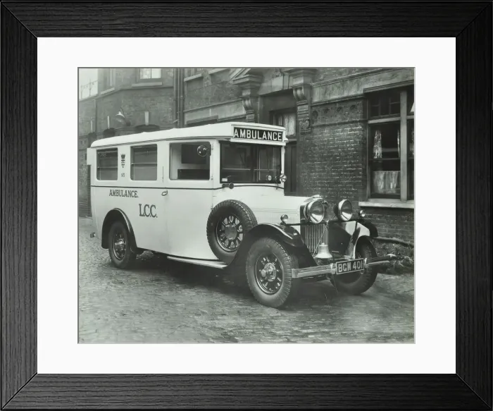 Framed Print : London County Council ambulance, Deptford, 1935 Framed Print : London County Council ambulance, Deptford, 1935