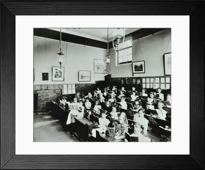 Framed Print : Class reading from books, Southfields Infants School, Wandsworth, London, 1907 Framed Print : Class reading from books, Southfields Infants School, Wandsworth, London, 1907