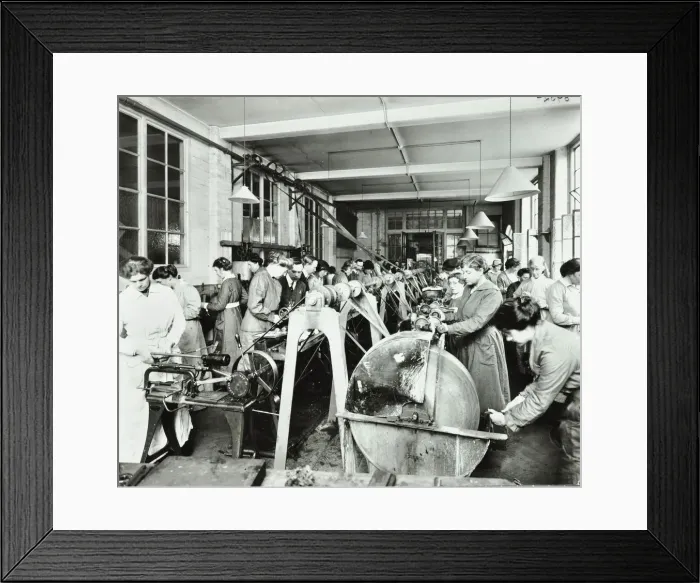 Framed Print : Female munitions workers, Shoreditch Technical Institute, London, 1915 Framed Print : Female munitions workers, Shoreditch Technical Institute, London, 1915