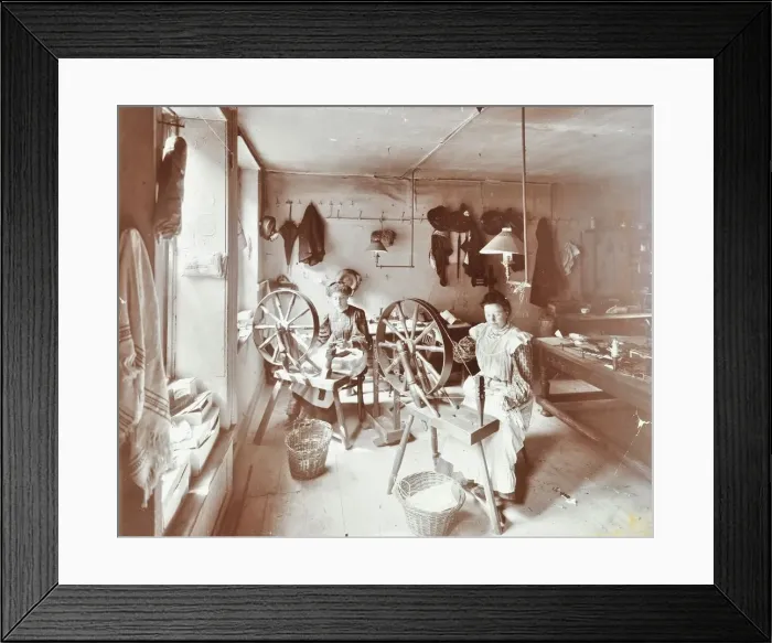 Framed Print : Women using spinning wheels, Bethnal Green, London, 1908 Framed Print : Women using spinning wheels, Bethnal Green, London, 1908