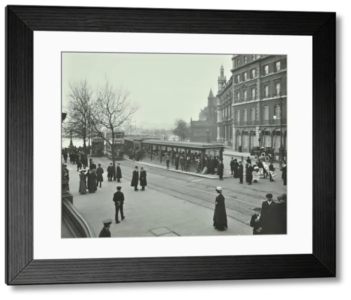 Framed Print : Queue of people at Blackfriars Tramway shelter, London, 1912 Framed Print : Queue of people at Blackfriars Tramway shelter, London, 1912
