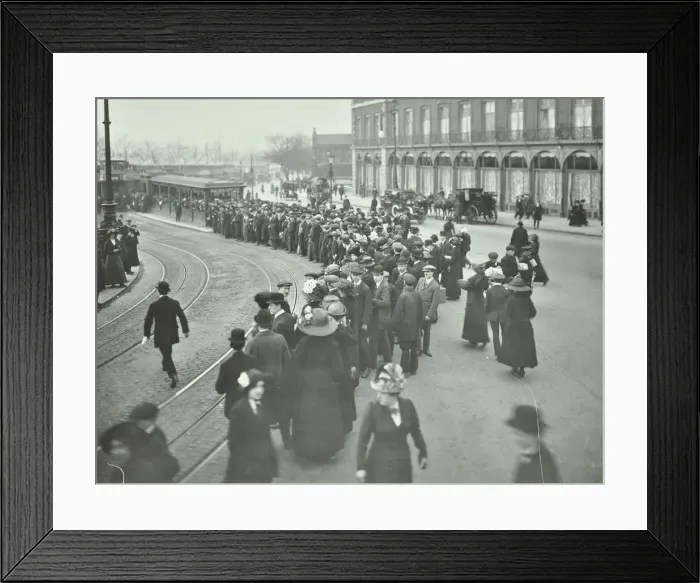 Framed Print : Long queue of people at Blackfriars Tramway shelter, London, 1912
