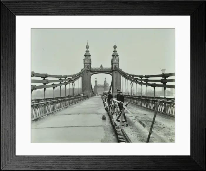 Framed Print : Workmen on old Chelsea Bridge, London, 1921 Framed Print : Workmen on old Chelsea Bridge, London, 1921