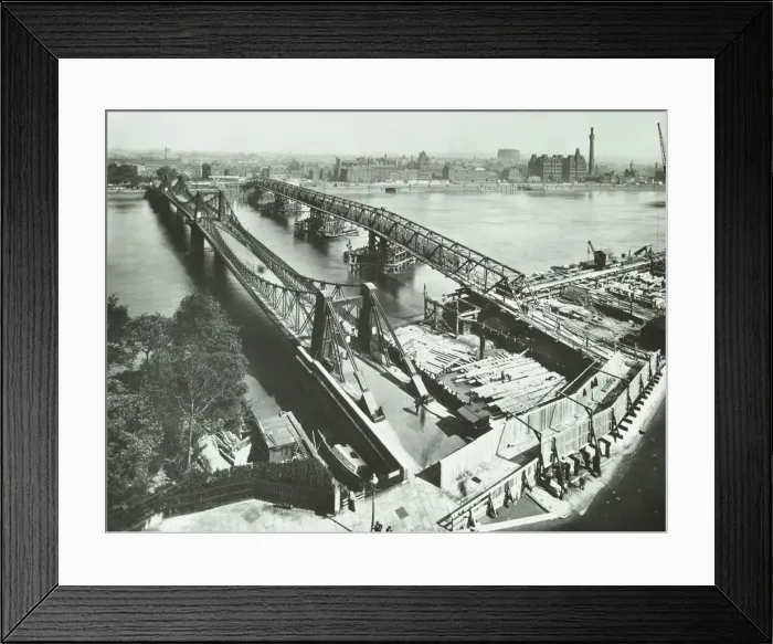 Framed Print : Old Lambeth Bridge with temporary footbridge alongside, London, before 1932