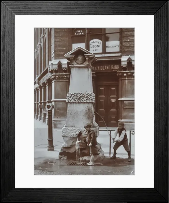 Framed Print : Children drawing water from the Aldgate pump, London, August 1908 Framed Print : Children drawing water from the Aldgate pump, London, August 1908