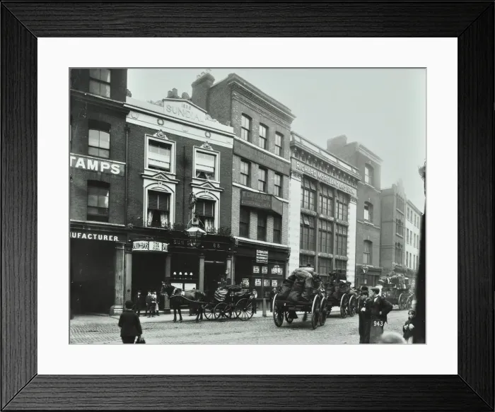 Framed Print : Carts outside the Sundial public house, Goswell Road, London, 1900