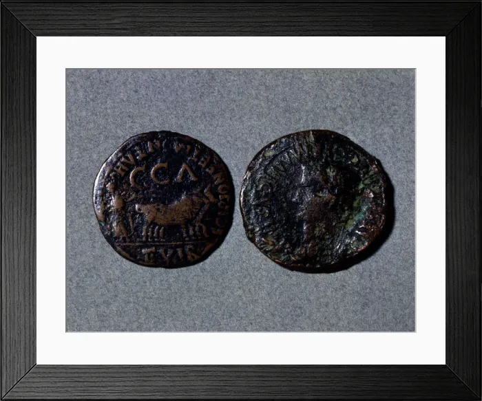 Framed Print : At left a coin with the legend Scipione er Montano II vir CCA, at right the front Framed Print : At left a coin with the legend Scipione er Montano II vir CCA, at right the front