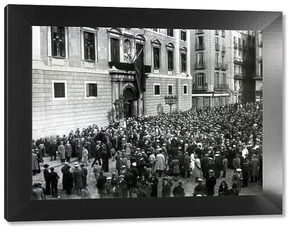 Crowd at the gate of the Palau de la Generalitat, in Placa Sant Jaume, Barcelona