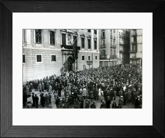 Framed Print : Crowd at the gate of the Palau de la Generalitat, in Placa Sant Jaume, Barcelona Framed Print : Crowd at the gate of the Palau de la Generalitat, in Placa Sant Jaume, Barcelona