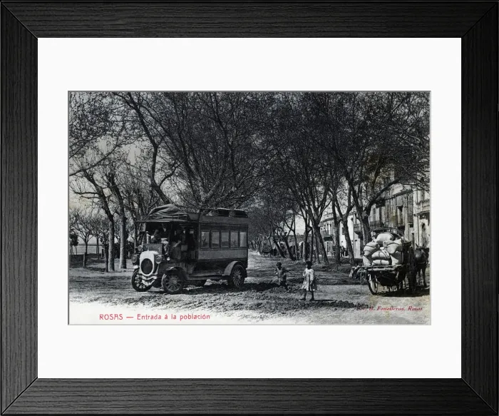 Framed Print : Bus passengers arriving in the town of Roses (Alt Emporda), postcard from the 1910s Framed Print : Bus passengers arriving in the town of Roses (Alt Emporda), postcard from the 1910s