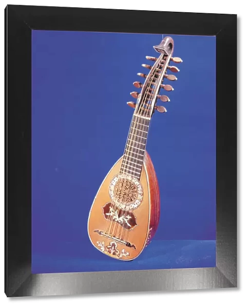 Mandolin of 17th century, transition between lute and mandolin