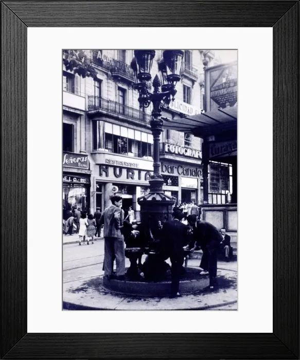 Framed Print : The fountain of Canaletas at the beginning of Las Ramblas, behind the iconic restaurants Framed Print : The fountain of Canaletas at the beginning of Las Ramblas, behind the iconic restaurants