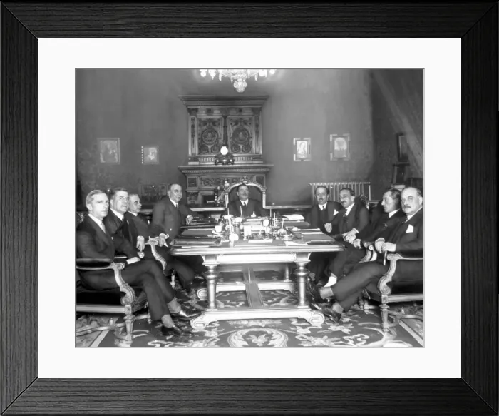 Framed Print : Damaso Berenguer (1873-1853) presiding over the council of ministers, Spanish military Framed Print : Damaso Berenguer (1873-1853) presiding over the council of ministers, Spanish military
