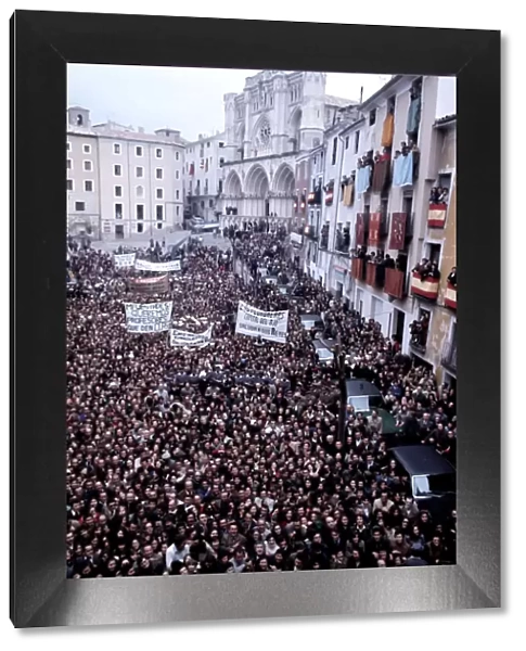 Crowd in a square during the visit of King Juan Carlos I and Sofia to Cuenca in February 1977