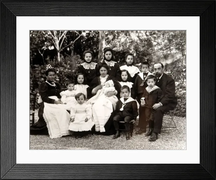 Framed Print : Joan Maragall i Gorina (1860-1911), Catalan poet and essayist, portrait with his family Framed Print : Joan Maragall i Gorina (1860-1911), Catalan poet and essayist, portrait with his family