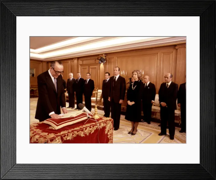 Framed Print : Leopoldo Calvo Sotelo (1926 -), Spanish politician, swears before the King as President Framed Print : Leopoldo Calvo Sotelo (1926 -), Spanish politician, swears before the King as President