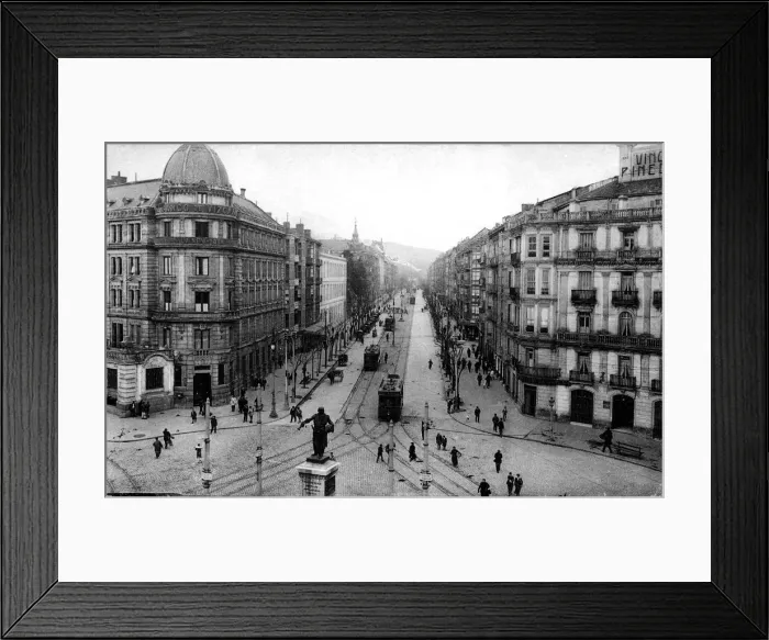Framed Print : Overview of the Gran Via de Bilbao, circulating Trams, cars and pedestrians, 1910 Framed Print : Overview of the Gran Via de Bilbao, circulating Trams, cars and pedestrians, 1910