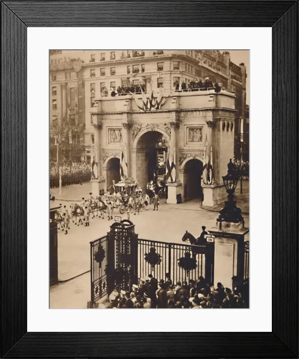Framed Print : Through the Sovereigns Gate, Marble Arch, May 12 1937 Framed Print : Through the Sovereigns Gate, Marble Arch, May 12 1937