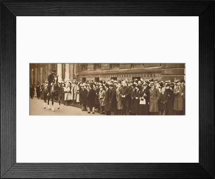 Framed Print : Seeking news of King Edward, December 3rd, 1936, 1937 Framed Print : Seeking news of King Edward, December 3rd, 1936, 1937