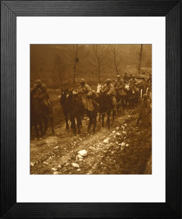 Framed Print : Soldiers on the move, c1914-c1918 Framed Print : Soldiers on the move, c1914-c1918