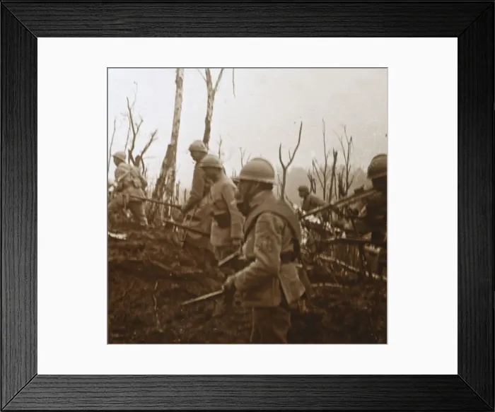 Framed Print : Soldiers advancing, c1914-c1918 Framed Print : Soldiers advancing, c1914-c1918
