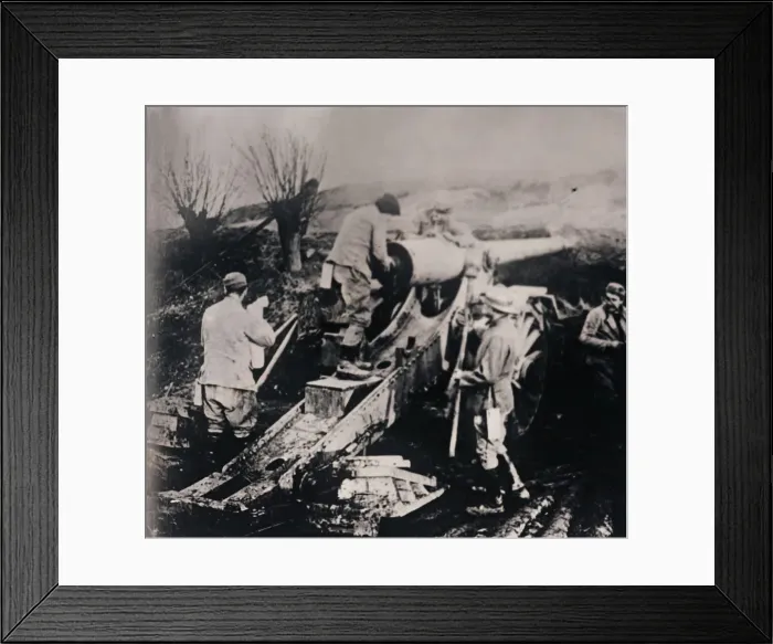 Framed Print : Soldiers with heavy artillery, c1914-c1918 Framed Print : Soldiers with heavy artillery, c1914-c1918