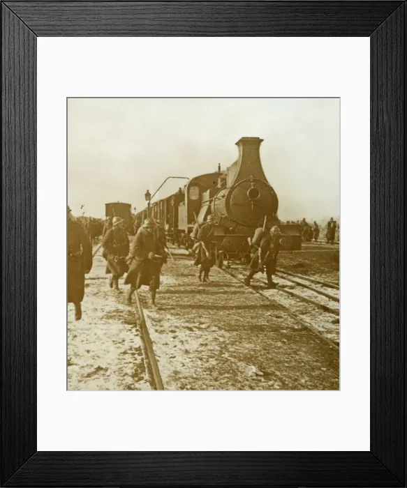 Framed Print : Troops disembarking from steam train, c1914-c1918 Framed Print : Troops disembarking from steam train, c1914-c1918