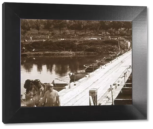 Pontoon bridge over the River Aisne at Venizel, Aisne, France, c1914-c1918