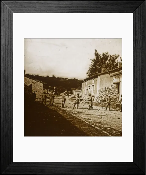 Framed Print : Building defences, c1914-c1918 Framed Print : Building defences, c1914-c1918