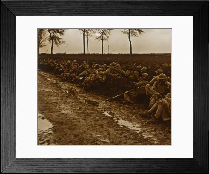 Framed Print : Troops by side of road, c1914-c1918 Framed Print : Troops by side of road, c1914-c1918