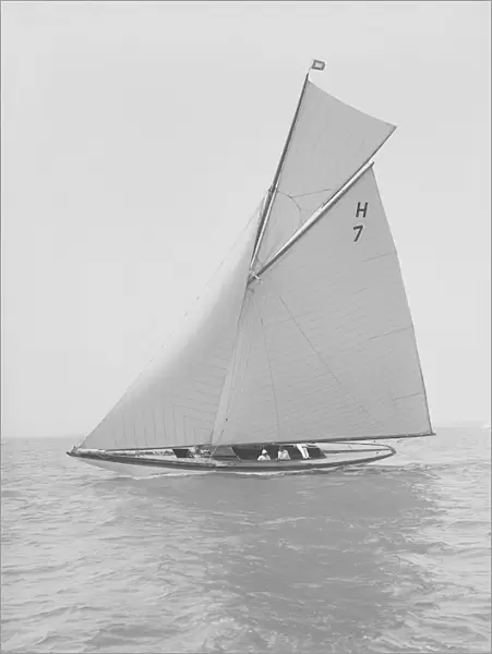 The 8 Metre Garraveen (H7), sailing close-hauled, 1914 Creator: Kirk & Sons of Cowes