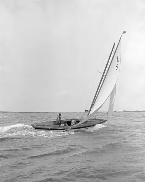 The 6 Metre Vanda sailing broad reach, 1913. Creator: Kirk & Sons of Cowes
