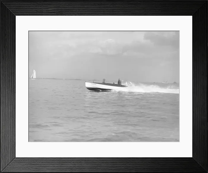 Framed Print : Planning motor boat Crusader, 1914. Creator: Kirk & Sons of Cowes Framed Print : Planning motor boat Crusader, 1914. Creator: Kirk & Sons of Cowes