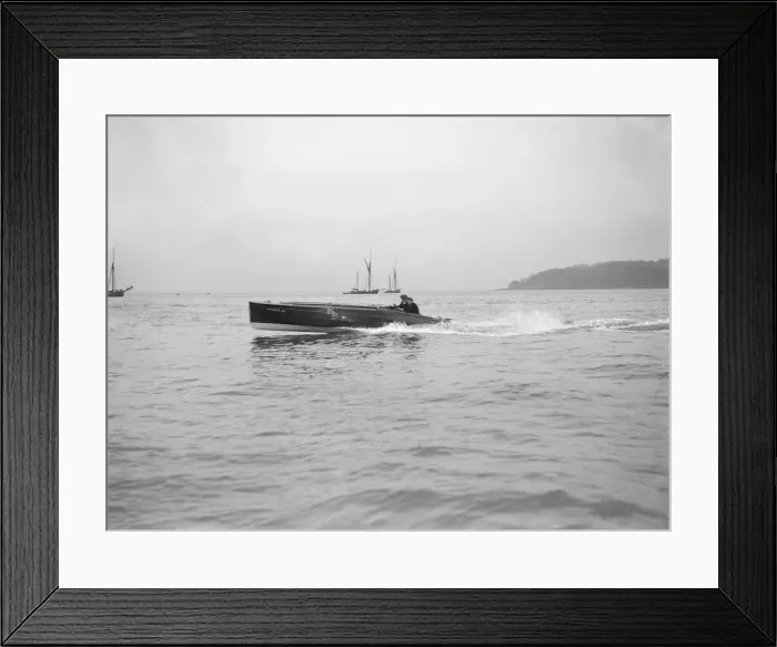 Framed Print : The hydroplane Vicuna III underway, 1913. Creator: Kirk & Sons of Cowes Framed Print : The hydroplane Vicuna III underway, 1913. Creator: Kirk & Sons of Cowes