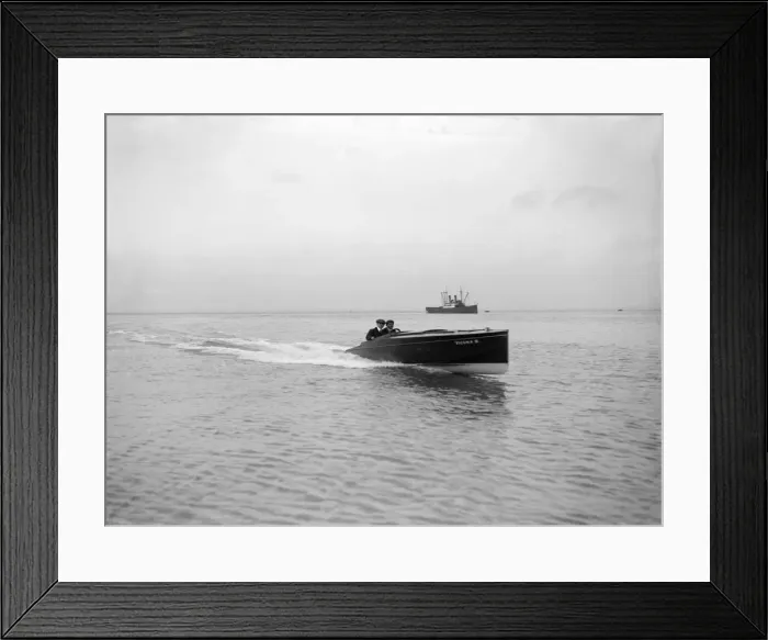 Framed Print : The hydroplane Vicuna III underway, 1913. Creator: Kirk & Sons of Cowes Framed Print : The hydroplane Vicuna III underway, 1913. Creator: Kirk & Sons of Cowes
