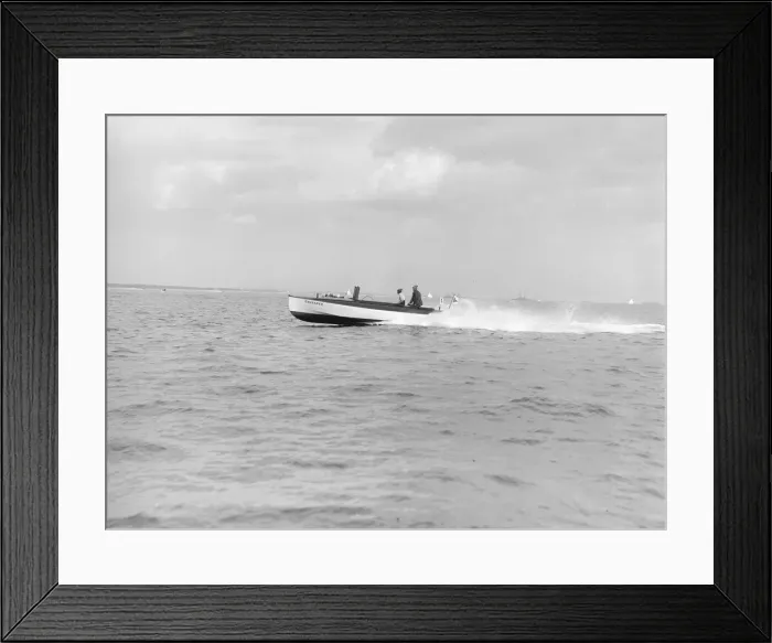 Framed Print : Planning motor boat Crusader, 1914. Creator: Kirk & Sons of Cowes Framed Print : Planning motor boat Crusader, 1914. Creator: Kirk & Sons of Cowes