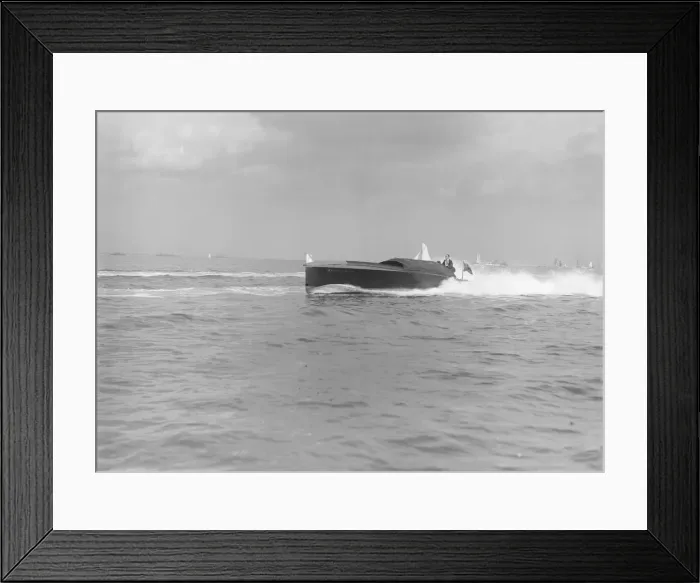 Framed Print : The hydroplane Maple Leaf IV, 1913. Creator: Kirk & Sons of Cowes Framed Print : The hydroplane Maple Leaf IV, 1913. Creator: Kirk & Sons of Cowes