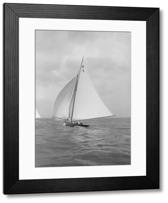 Framed Print : The 7 Metre yacht Strathendrick (K5) sailing with spinnaker, 1914 Framed Print : The 7 Metre yacht Strathendrick (K5) sailing with spinnaker, 1914