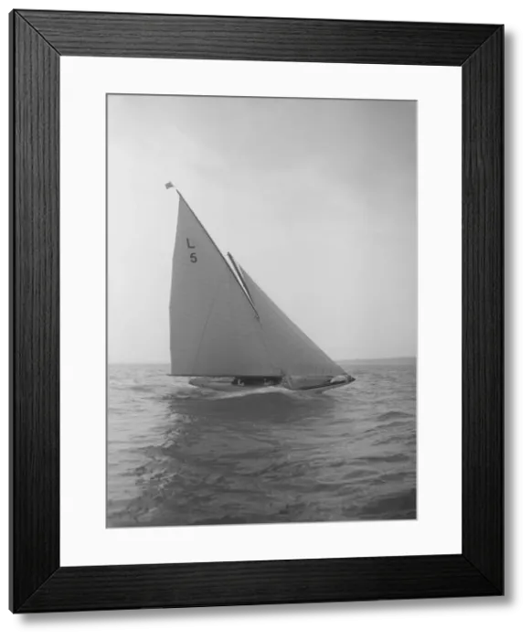 Framed Print : Jonquil heeling on upwind course, 1912. Creator: Kirk & Sons of Cowes Framed Print : Jonquil heeling on upwind course, 1912. Creator: Kirk & Sons of Cowes