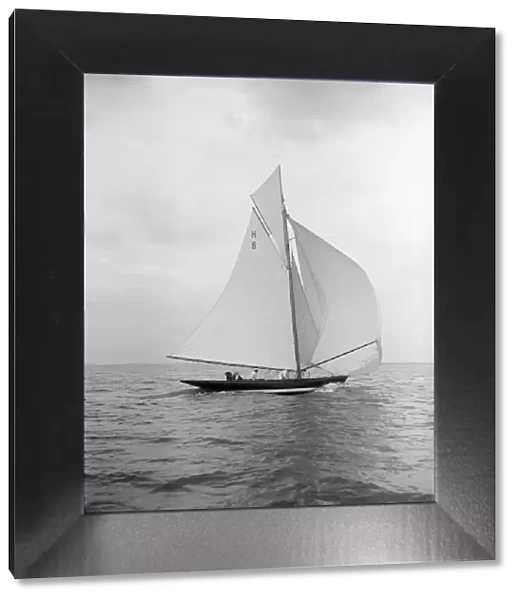 The gaff rigged 8 Metre Spero sailing with spinnaker, 1912. Creator: Kirk & Sons of Cowes