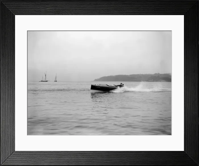 Framed Print : The hydroplane Vicuna III underway, 1913. Creator: Kirk & Sons of Cowes Framed Print : The hydroplane Vicuna III underway, 1913. Creator: Kirk & Sons of Cowes