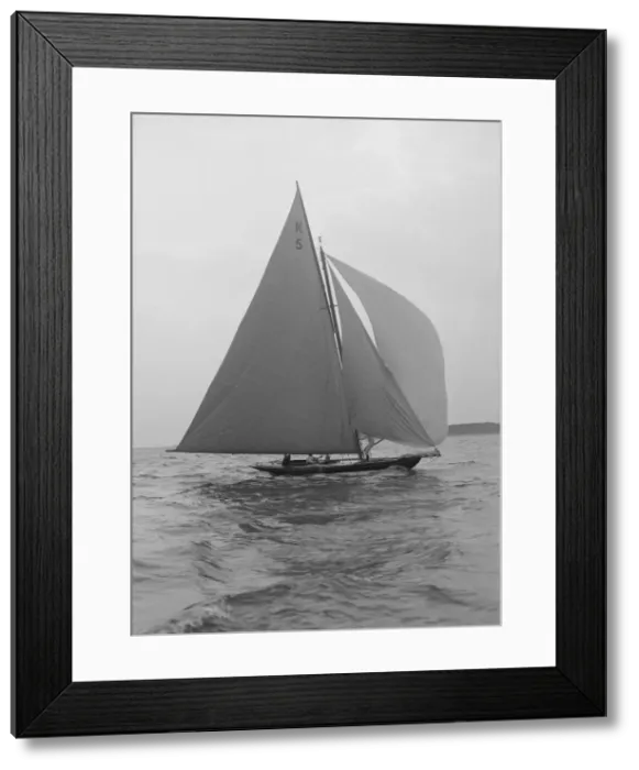 Framed Print : The 7 Metre class Endrick, 1912. Creator: Kirk & Sons of Cowes Framed Print : The 7 Metre class Endrick, 1912. Creator: Kirk & Sons of Cowes