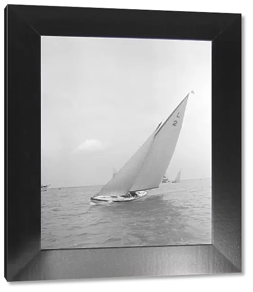 The 6 Metre Cynthia sailing upwind, 1912. Creator: Kirk & Sons of Cowes